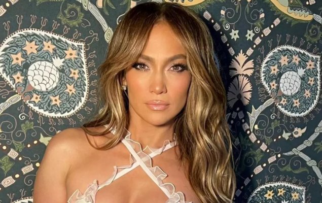 Jennifer Lopez poartă pantofi făcuți de două românce din Sibiu