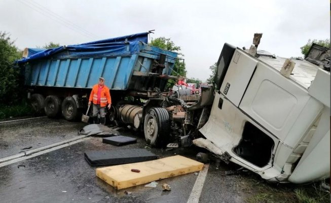 Impact violent între două TIR-uri, a intervenit și elicopterul SMURD