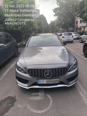 Mașini de lux, săltate de Poliția Locală, pentru parcarea pe locul persoanelor cu dizabilități!