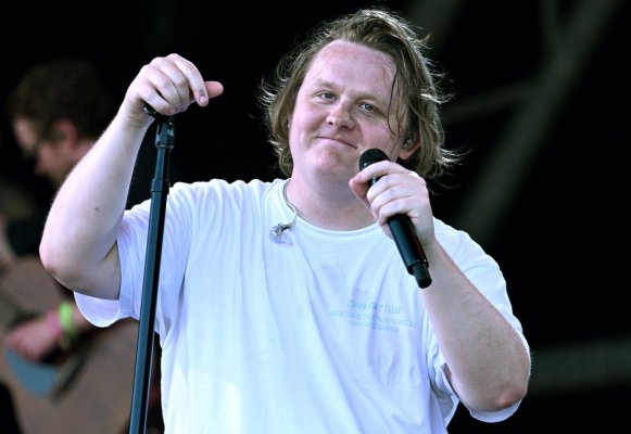 Muzică: Starul scoţian Lewis Capaldi îşi suspendă turneul mondial din motive de sănătate