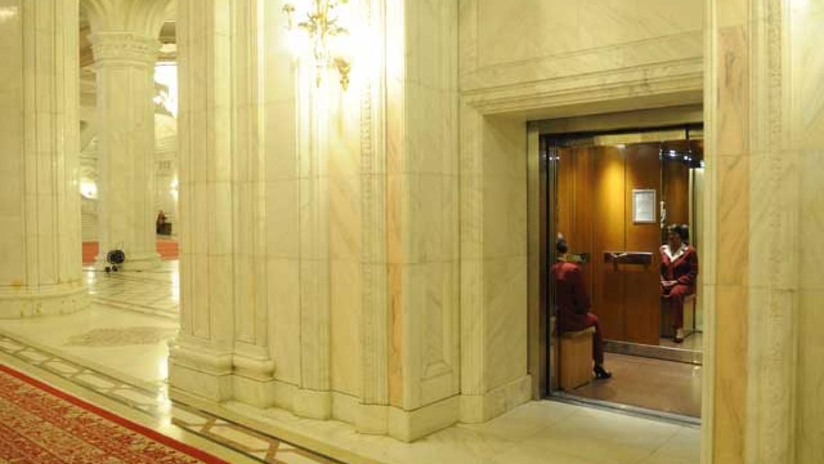 O firma din Constanta va repara lifturile din Palatul Parlamentului
