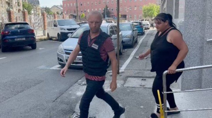 Mama fetiței de 12 ani care a fost găsită moartă în canapea a fost eliberată