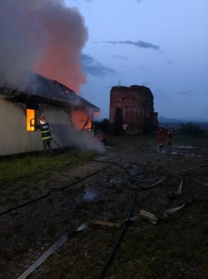 O mănăstire a luat foc după ce a fost lovită de un trăsnet