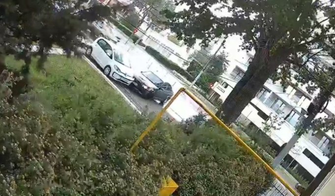 Șoferul unui BMW a „patinat“ în Mamaia și a lovit o mașină parcată, apoi a fugit