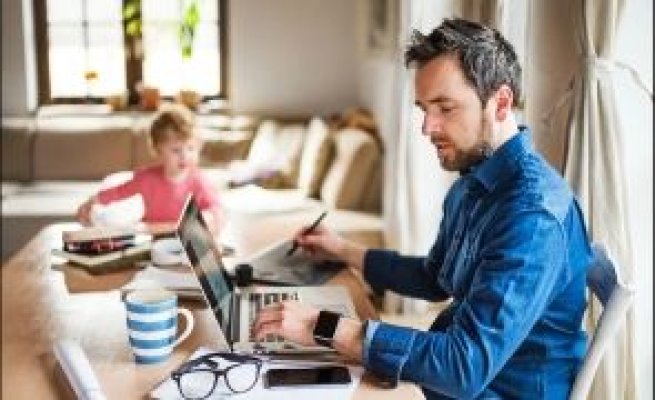 Salariaţii care au copii cu vârsta până la 8 ani pot beneficia de 4 zile de telemuncă pe lună