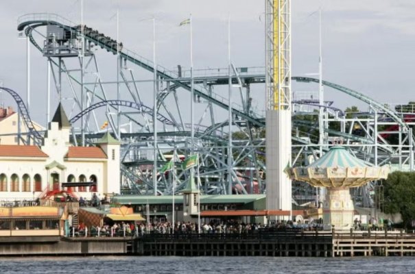 Un rollercoaster a sărit de pe șine, într-un parc de distracții. Un mort și mai mulți răniți