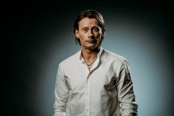 Marius Manole prezintă o emisiune la postul Acasă