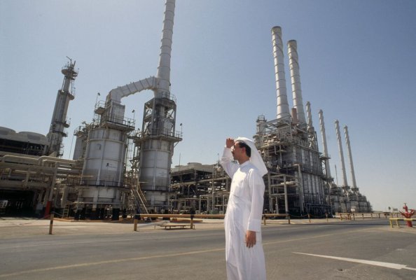 Arabia Saudită reduce producția de petrol, prețurile cresc