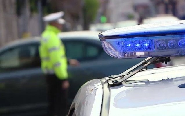 Un tânăr de 19 ani s-a urcat fără permis la volan și a lovit un autoturism parcat