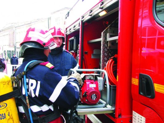 Incendiu uriaș lângă București: Pompierii intervin cu 13 autospeciale