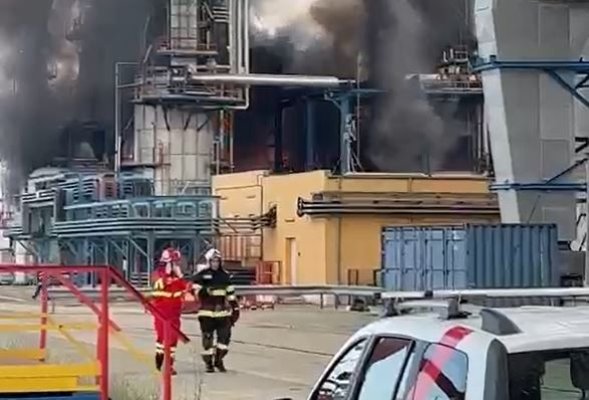 Incendiu la Petromidia: Un pompier a ajuns la spital, cu traumatism la picior