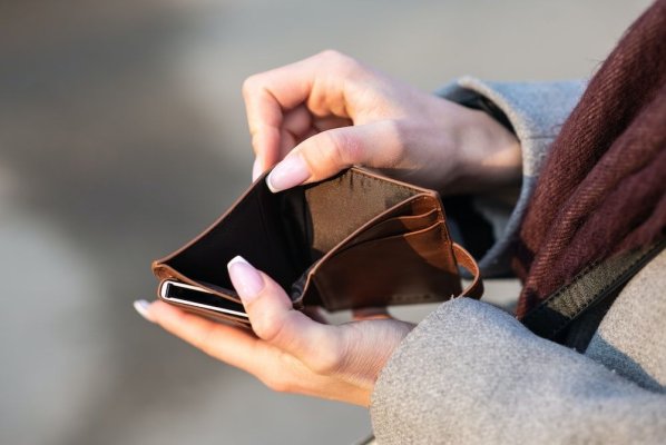 Cifrele sărăciei: peste 10% din români iau cele mai mici salarii. 1 din 10 români se află la limita supraviețuirii