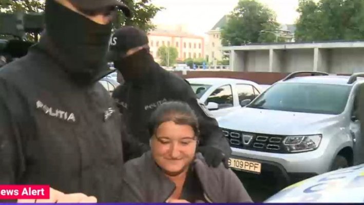 Mama fetei de 12 ani ucisă într-un apartament, luată de mascați la intrarea în România  