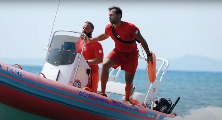Defibrilator furat de pe plaja din Lefkada, în timp ce salvamarii încercau să ajungă la românul înghițit de valuri