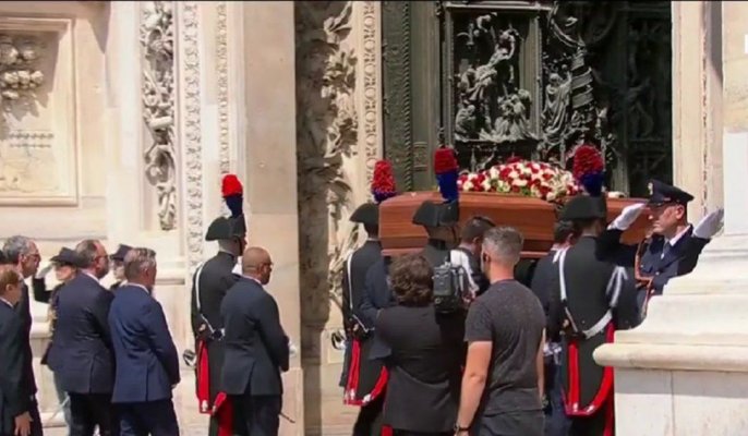 Silvio Berlusconi, aplaudat pe ultimul drum de mulţimea adunată în faţa Domului din Milano