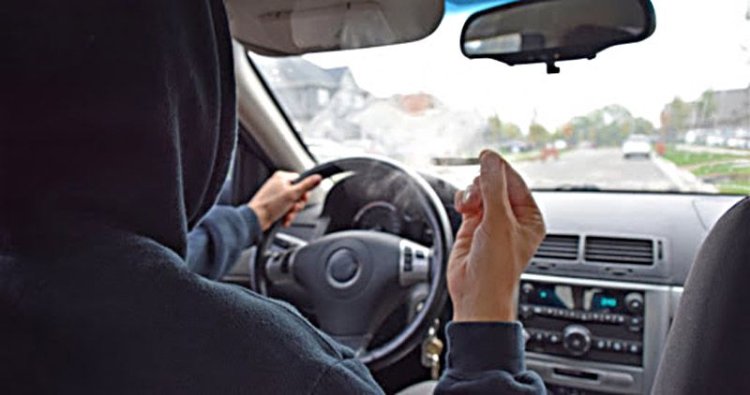Un puști drogat a fost la un pas să lovească un polițist cu maşina