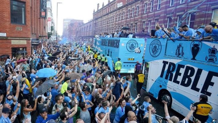 Manchester City a câştigat 300 de milioane de lire sterline graţie triplei din acest sezon