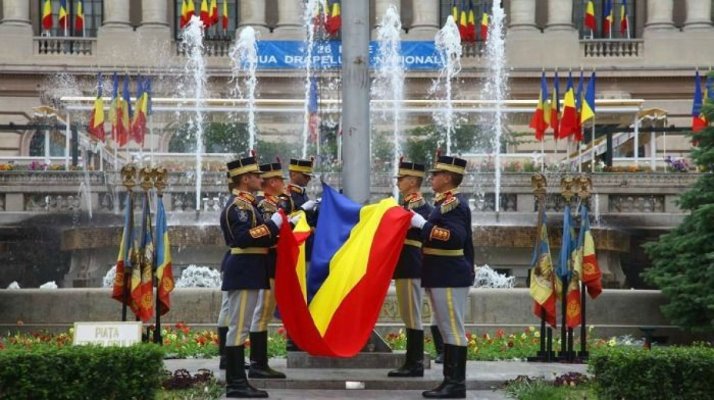 Marinarii militari participă la ceremoniile dedicate Zilei Drapelului Național
