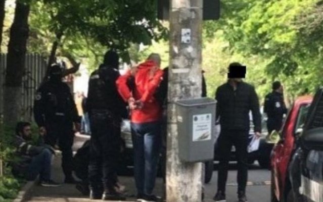 Un bărbat și o minoră au fost reținuți pentru mai multe fapte de tâlhărie calificată
