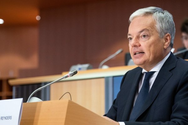 Violenţe în Franţa: Comisarul UE pentru Justiţie pledează pentru o ''reflecţie'' asupra menţinerii ordinii
