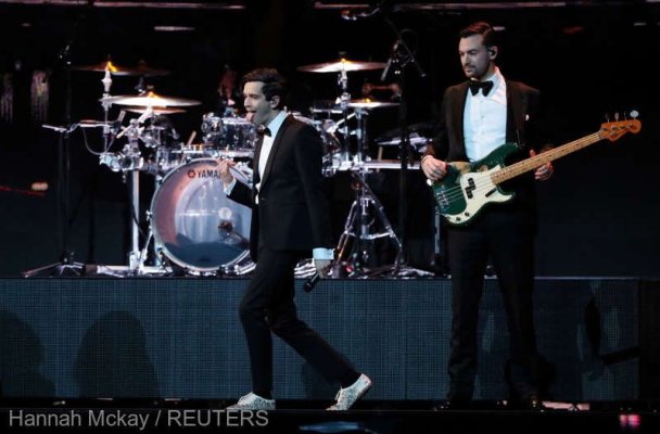 Autorităţile din Malaezia au întrerupt un festival după ce solistul The 1975 a sărutat pe scenă un coleg de trupă