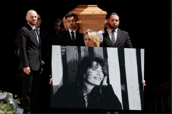 Celebrităţi şi sute de fani au participat la înmormântarea legendarei artiste Jane Birkin
