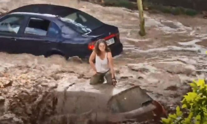 Potop în orașul spaniol Zaragoza, oamenii s-au agățat de pomi ca să nu fie luați de viitură