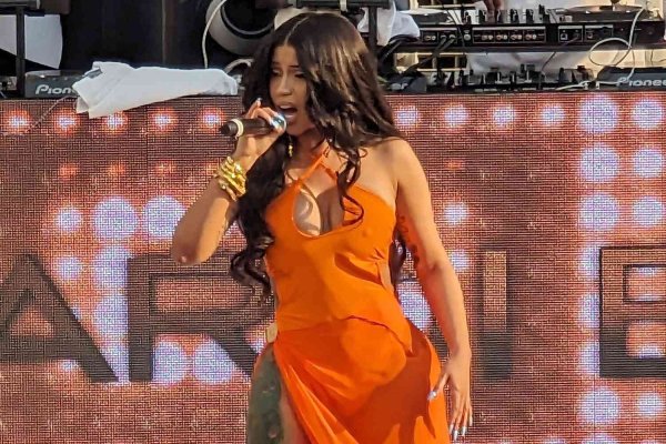 Cardi B, vizată de o anchetă după ce a aruncat cu microfonul în public