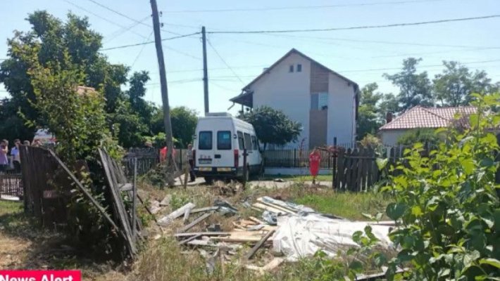 Un microbuz a intrat într-un gard: Șoferului i s-a făcut rău în timp ce conducea