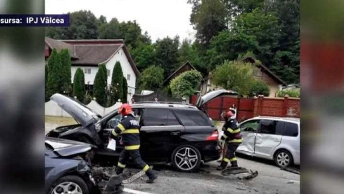 Șase oameni au ajuns la spital după un grav accident rutier cu patru mașini