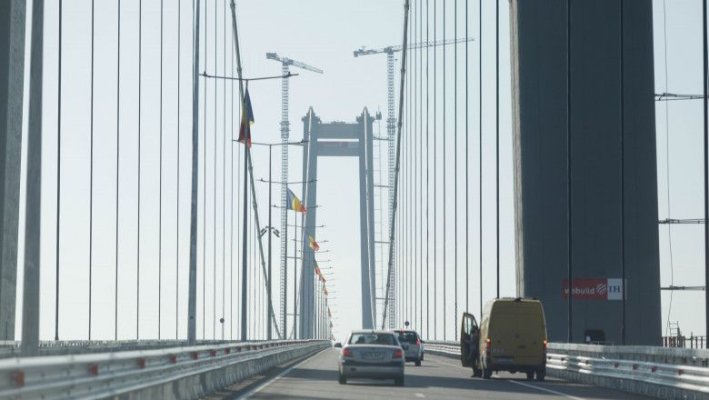 Un bărbat a amenințat că se aruncă de pe Podul din Brăila