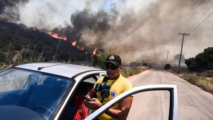 Incendiu imens în apropiere de Atena:  Zeci de pompieri români intervin să stingă focul 