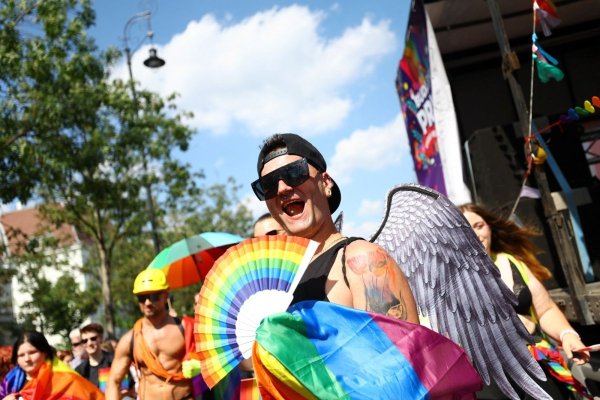 Mii de unguri au înfruntat arşiţa la Budapesta pentru a lua parte la marşul anual Pride