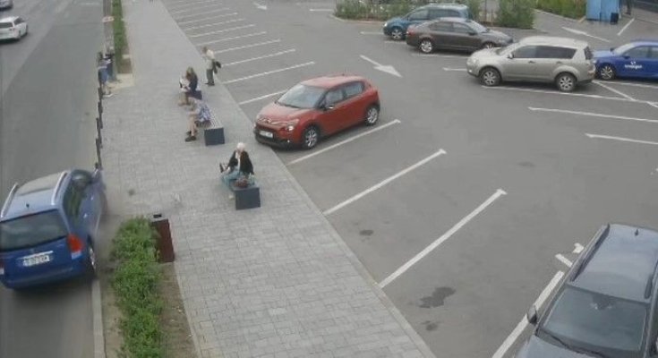 Cinci persoane care așteptau autobuzul într-o stație, la un pas să fie spulberate de o mașină. Video