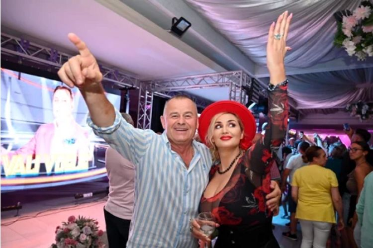 Julia Chelaru, ca o printesa de ziua ei! I-a cantat Vali Vijelie Julia Chelaru, ca o printesa de ziua ei! I-a cantat Vali Vijelie