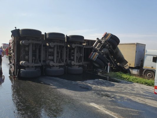 Un TIR s-a răsturnat în sensul giratoriu de pe A4