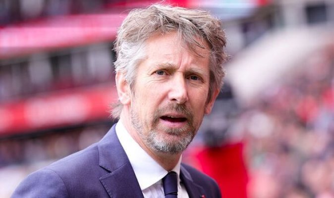 Ajax Amsterdam anunţă că Van der Sar este în stare stabilă, dar îngrijorătoare