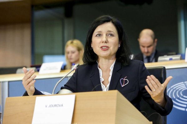 Vera Jourova: Comisia informează Consiliul şi Parlamentul în legătură cu intenţia de a închide MCV pentru România şi Bulgaria