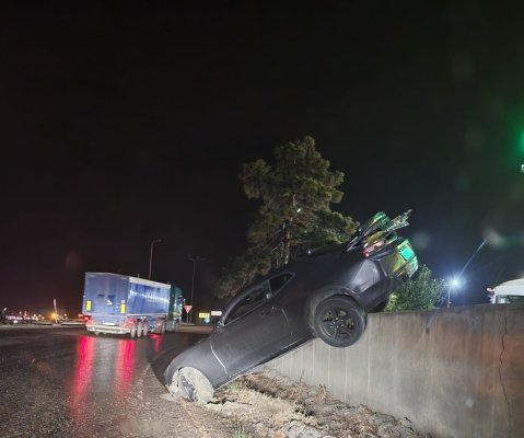 Un șofer beat și drogat s-a urcat cu mașina pe un parapet, în Ovidu