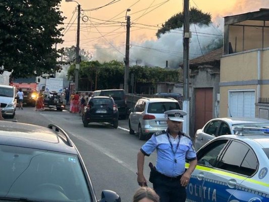 Trei case afectate de un incendiu izbucnit pe strada Peneș Curcanul. Video