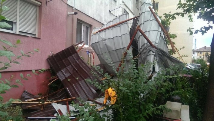Acoperiș desprins din cauza vântului puternic, în Năvodari