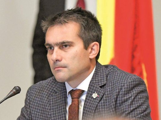 Primarul Braşovului, acuzat de incompetenţă de către PSD; un apartament al municipiului a fost vândut pe 723 lei