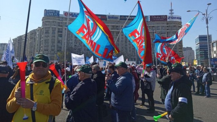 Angajaţii din construcţii protestează în faţa Guvernului