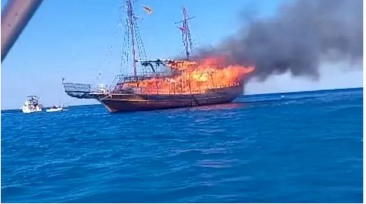 Navă cu 80 de turiști, distrusă de flăcări în Grecia