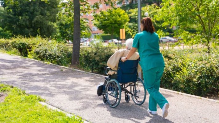 Numărul afacerilor cu azile de bătrâni este în creștere în România