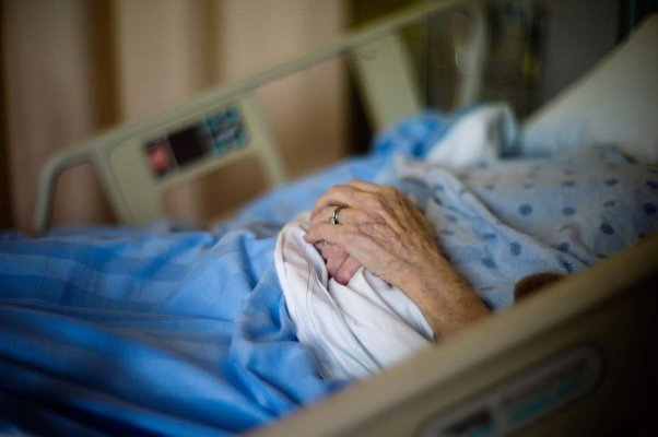 Un britanic, condamnat la 2 ani de închisoare după ce şi-a ucis soţia bolnavă de cancer în fază terminală