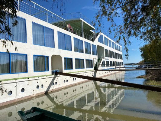 Executorii nu reușesc să vândă un hotel plutitor din Delta Dunării