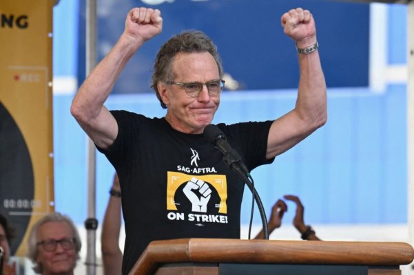 Bryan Cranston l-a criticat pe Bob Iger la un miting al actorilor grevişti de la Hollywood
