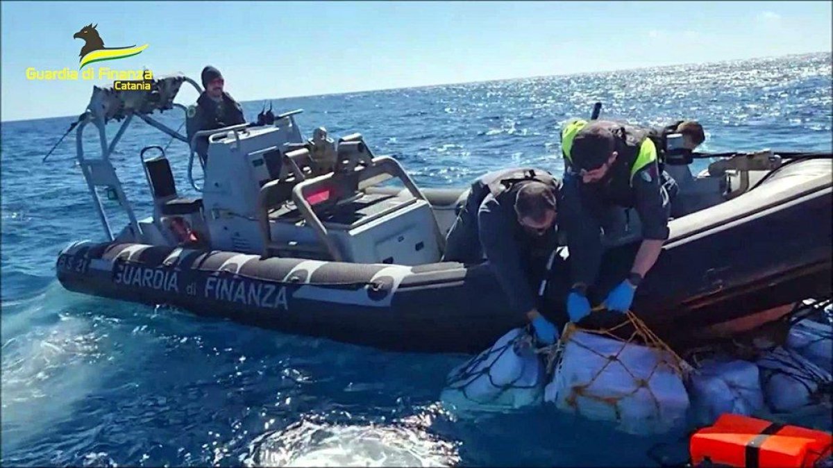 Captura uriasa de droguri in Italia. Politia a scos din apele Siciliei 5,3 tone de cocaina Captura uriasa de droguri in Italia. Politia a scos din apele Siciliei 5,3 tone de cocaina