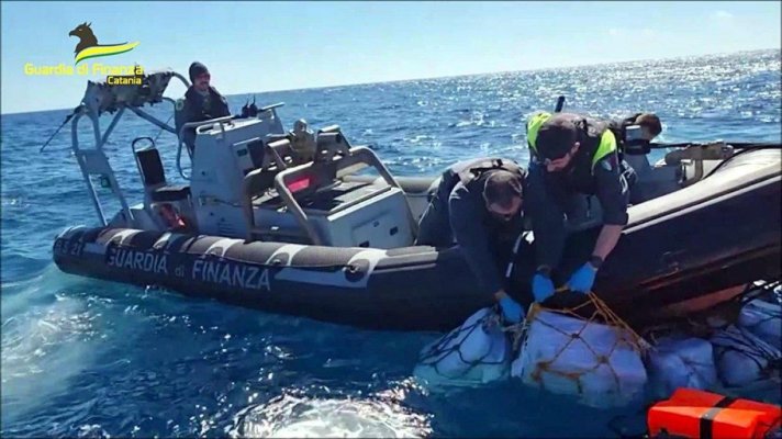 Captură uriașă de droguri în Italia. Poliția a scos din apele Siciliei 5,3 tone de cocaină